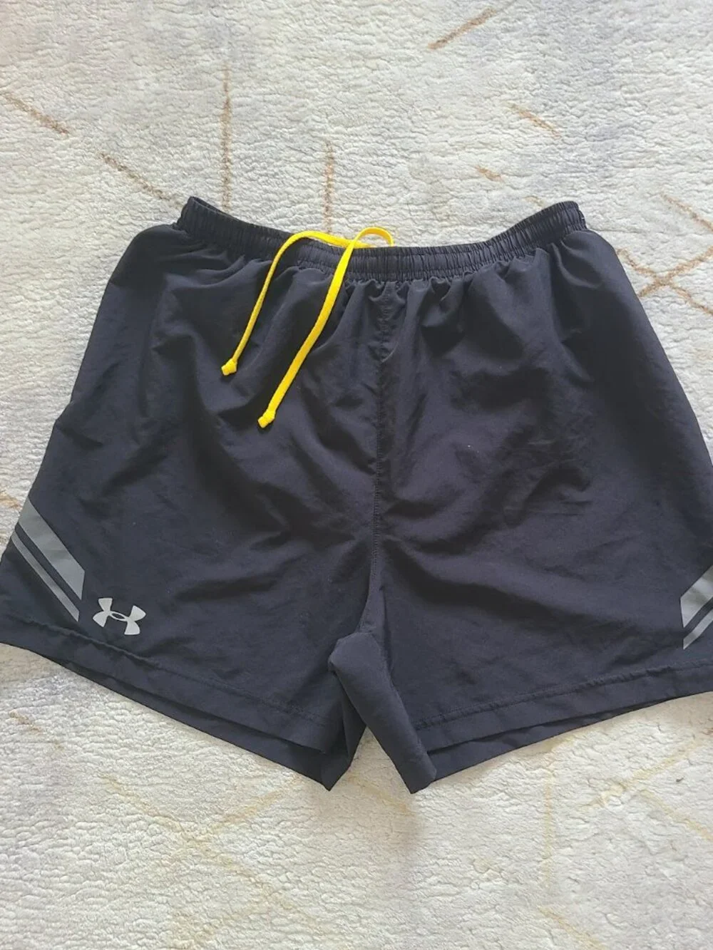 Under Armour Escape 5” Woven Running Shorts Men’s M Black Yellow Drawstring 2013